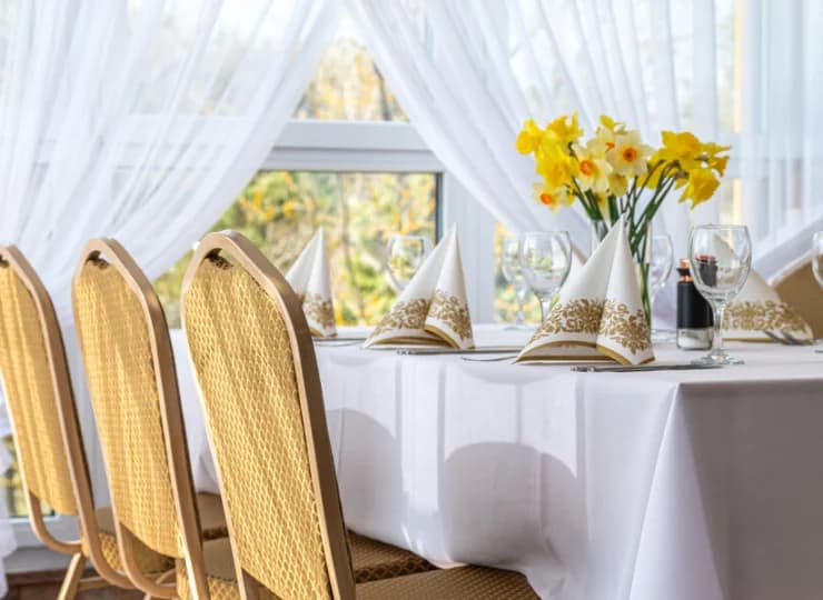Śniadanie jest podawane w formie bufetu, a obiadokolacja w formie menu