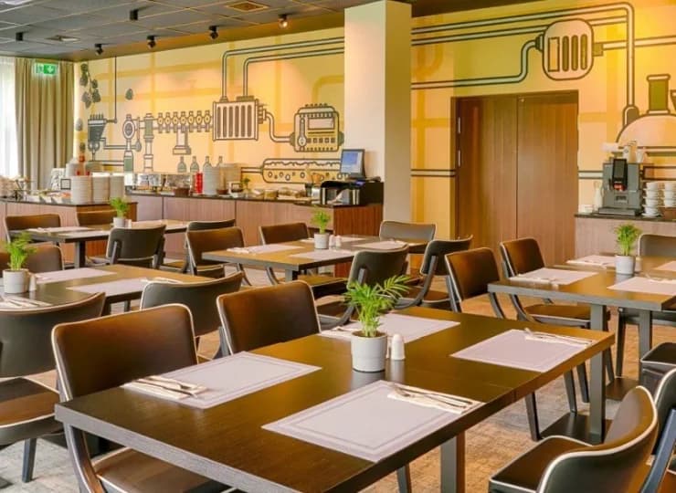 Hotelowa restauracja oferuje dania kuchni polskiej i międzynarodowej