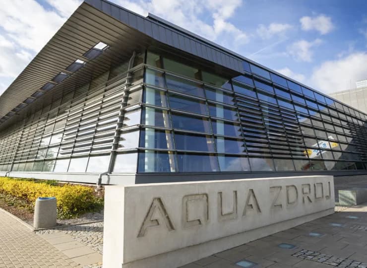 Aqua Zdrój to nowoczesny ośrodek turystyczno-sportowy w Sudetach