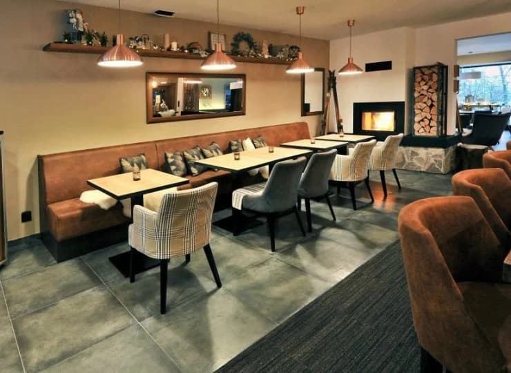 To klimatyczna restauracja z przyjemnym wystrojem i nastrojowym kominkiem