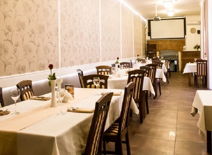 Hotelowa restauracja znajduje się na parterze, ma wyjście na dziedziniec