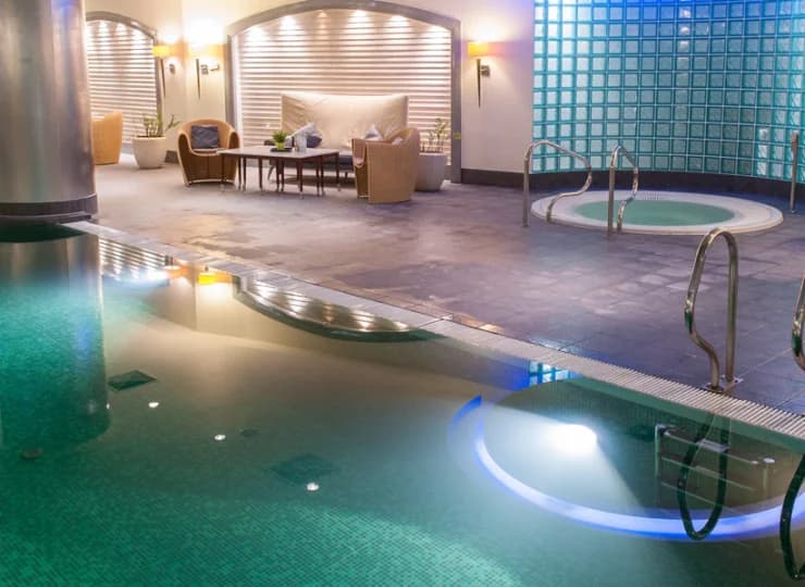 W hotelu znajduje się basen z podgrzewaną wodą