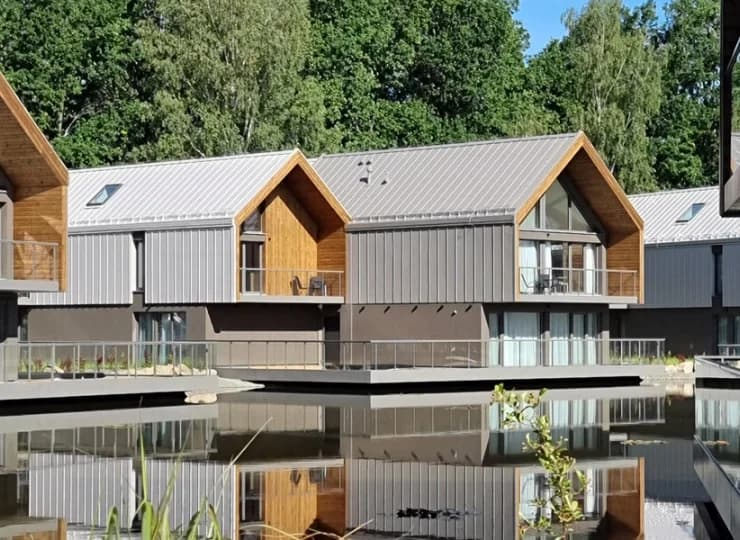 Z pokoju czy apartamentu w willi można wyjść na balkon lub taras