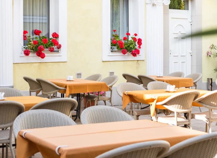 Dziedziniec z restauracyjnymi stolikami to bardzo przyjemne miejsce