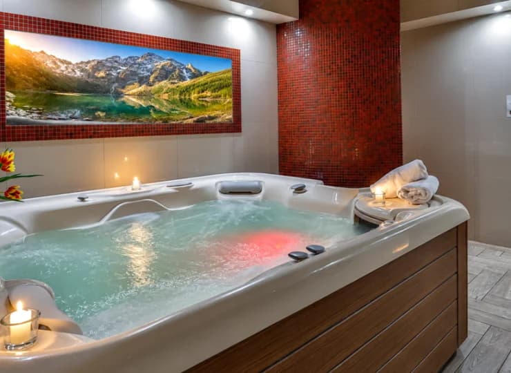 Przestronne jacuzzi zachęca do relaksujących kąpieli