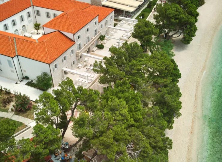 Hotel mieści się w murach kasztelu - dawnej szlacheckiej rezydencji nad morzem