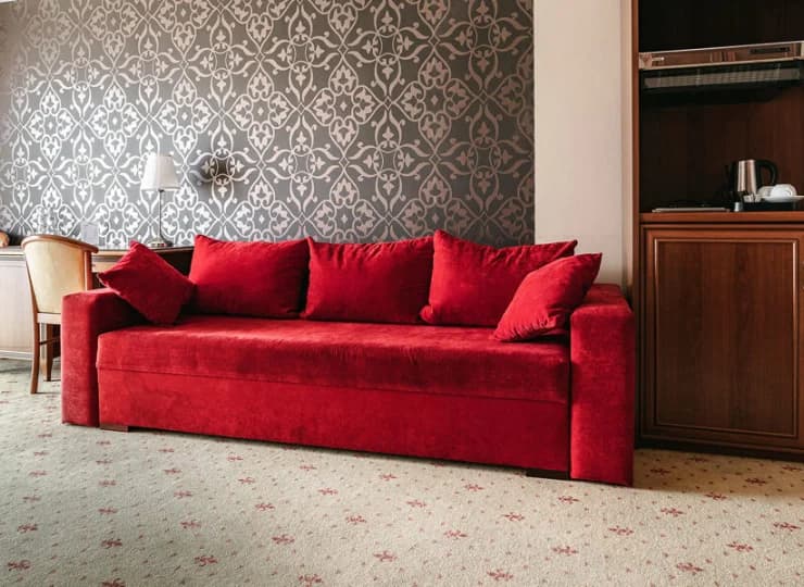 W pokoju dziennym jest rozkładana sofa i mini aneks kuchenny