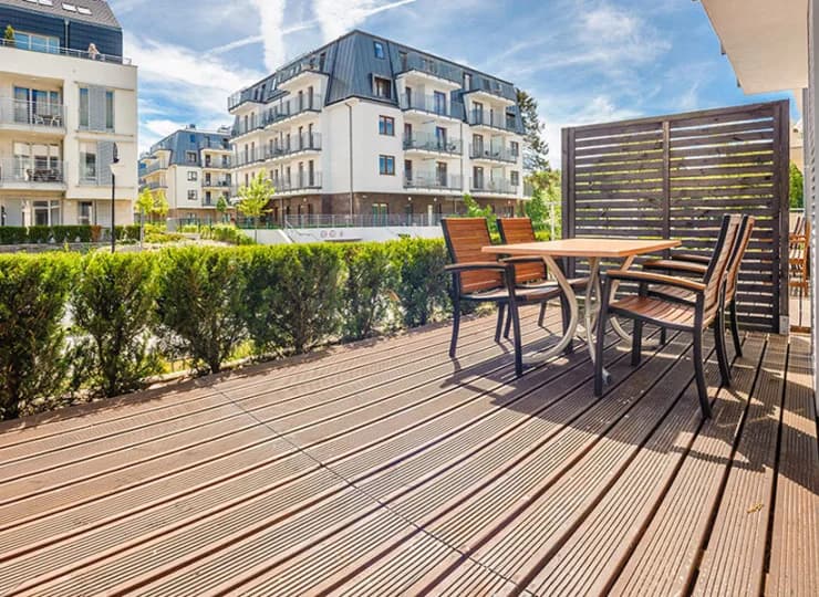 Taras przed apartamentem na najniższej kondygnacji