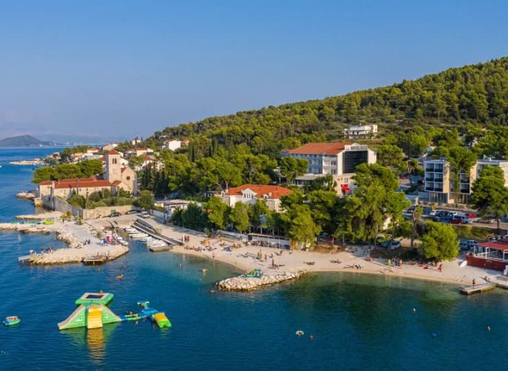 Hotel Sveti Kriż znajduje się na malowniczej wyspie Ciovo