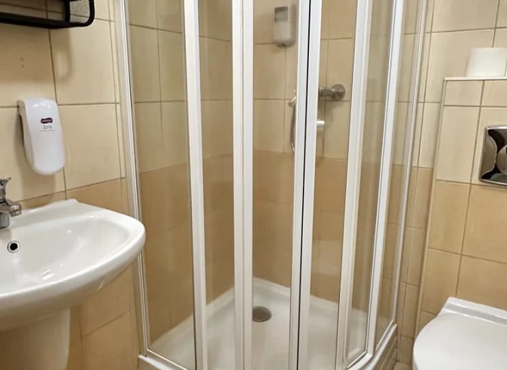 W każdym pokoju znajduje się łazienka z kabiną prysznicową