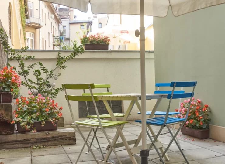 Prywatne patio klimatyzowanego apartamentu w zabytkowej kamienicy