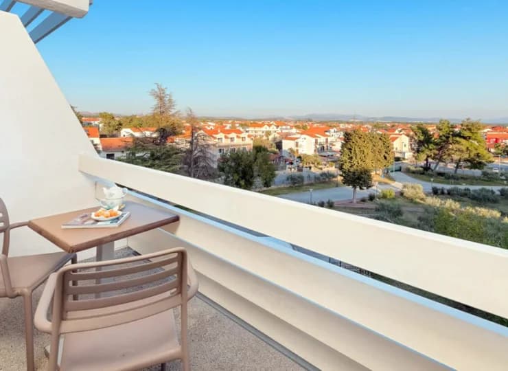 Każdy pokój dysponuje balkonem lub tarasem