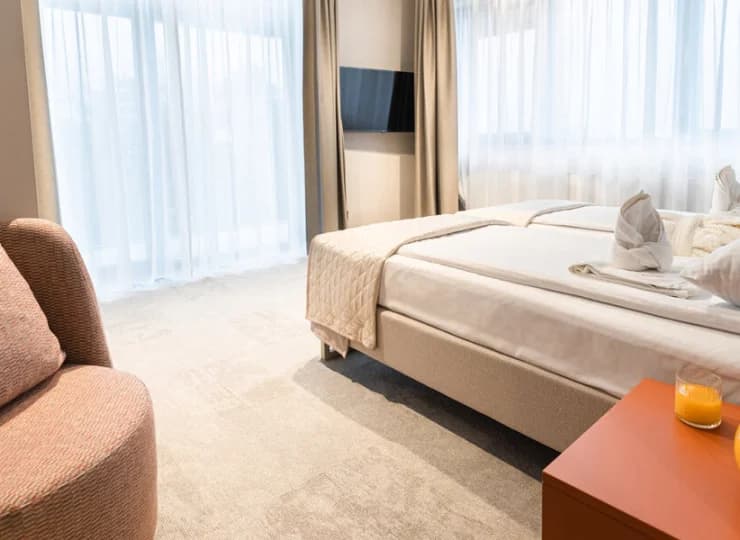 W sypialni apartamentu mieści się wygodne podwójne łóżko