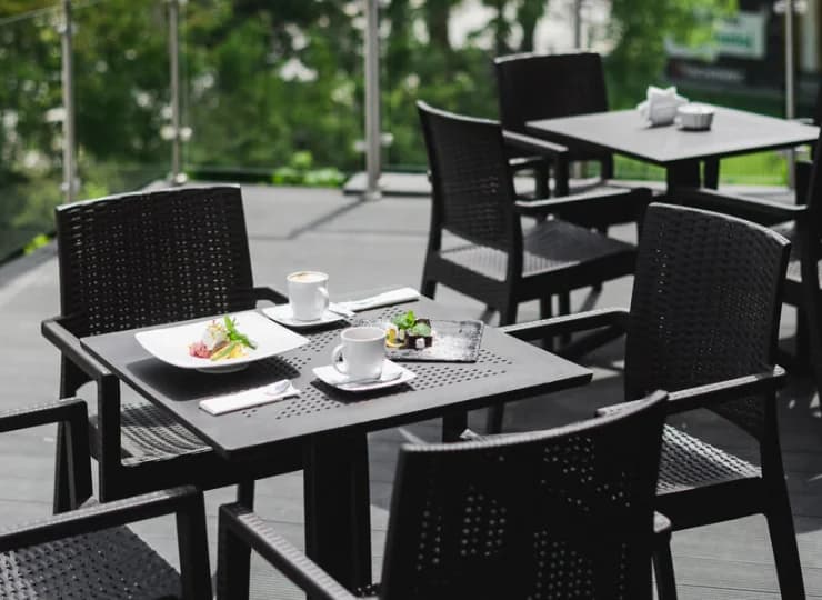 W hotelu mieści się elegancka restauracja z przyjemnym tarasem