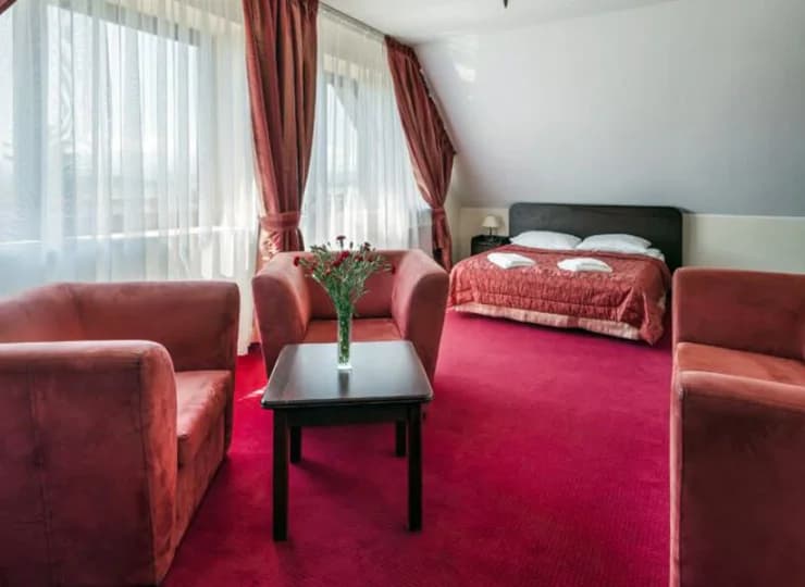 W obiekcie mieszczą się także wygodne 4-osobowe apartamenty (40 m2)
