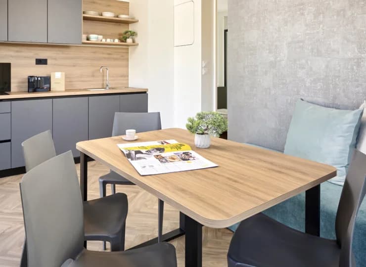 Wnętrza Luxury Glamping Home są wykończone w wyższym standardzie