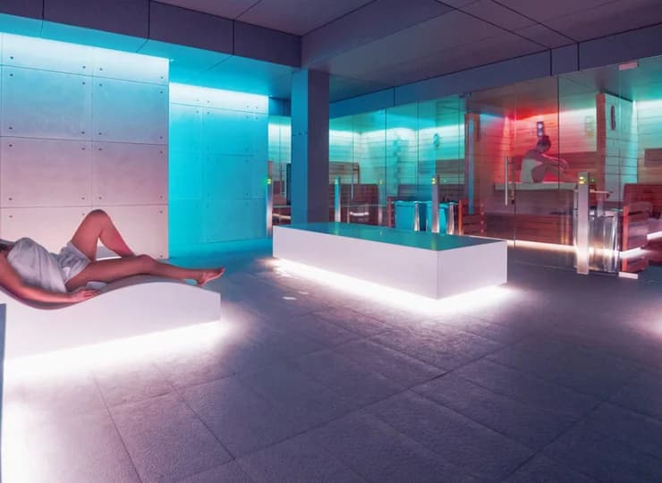 Przygotowano tutaj kryty basen, jacuzzi i sauny
