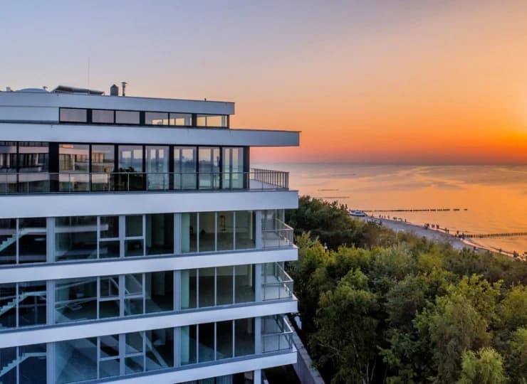 Dune Beach Resort otoczony jest nadmorską zielenią