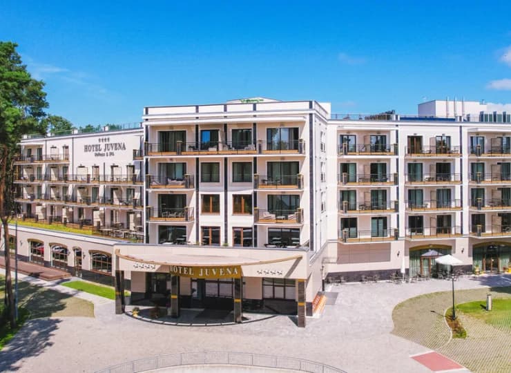 Hotel jest oddzielony od plaży tylko pasem nadmorskiego lasu