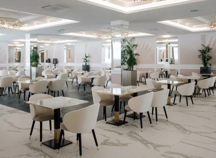 Przestronna restauracja Artemida