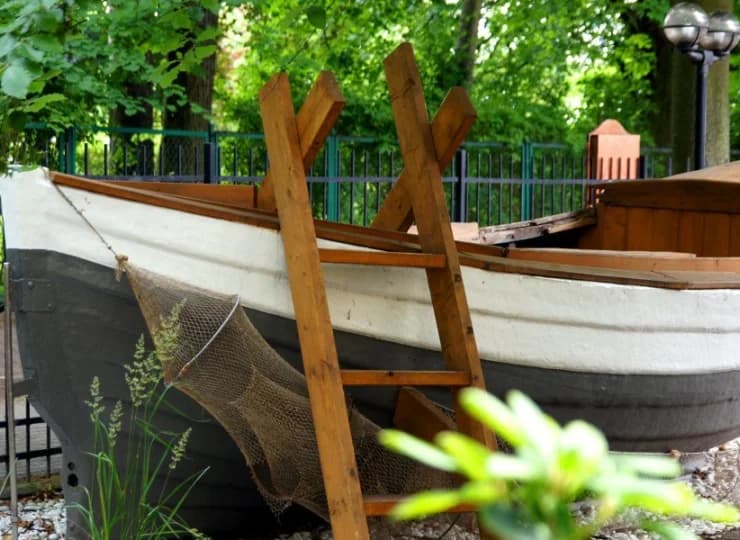 Położony jest w cichej, willowej dzielnicy kurortu - Karlikowo