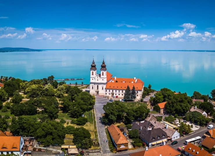W sąsiedztwie położony jest malowniczy półwysep Tihany