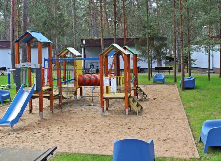 A dorośli odpocząć na ławkach i nowych siedziskach