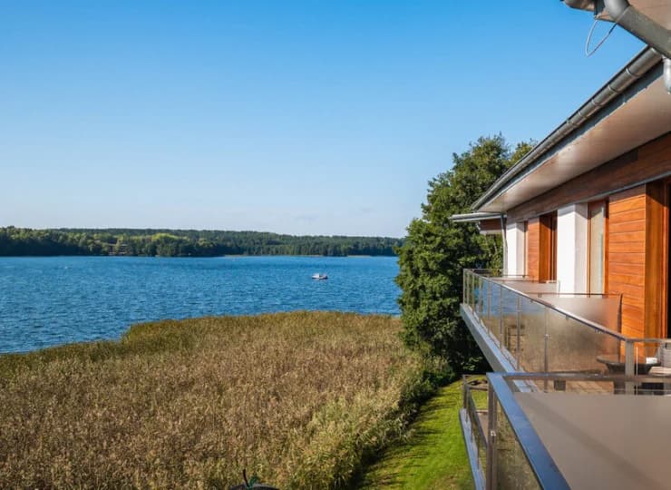 Pokoje z widokiem na jezioro mają też balkon