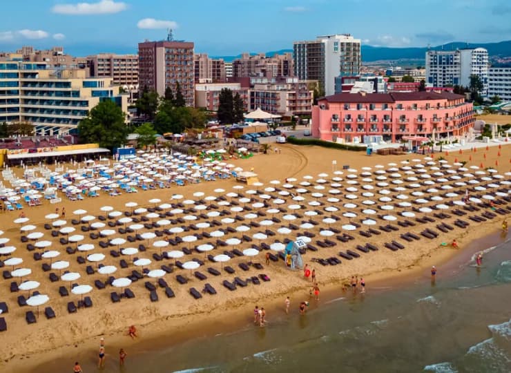 Hotel mieści się tuż przy szerokiej piaszczystej plaży w centrum kurortu