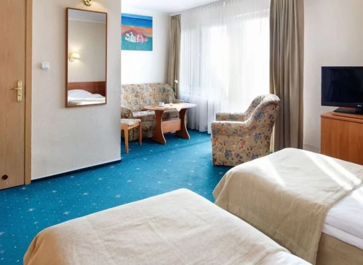 W pokojach lux jest kanapa, która może służyć jako dostawka