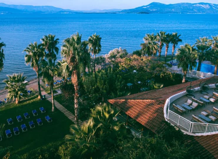 Hotel posiada restaurację, bistro, bar przy plaży i taras na dachu