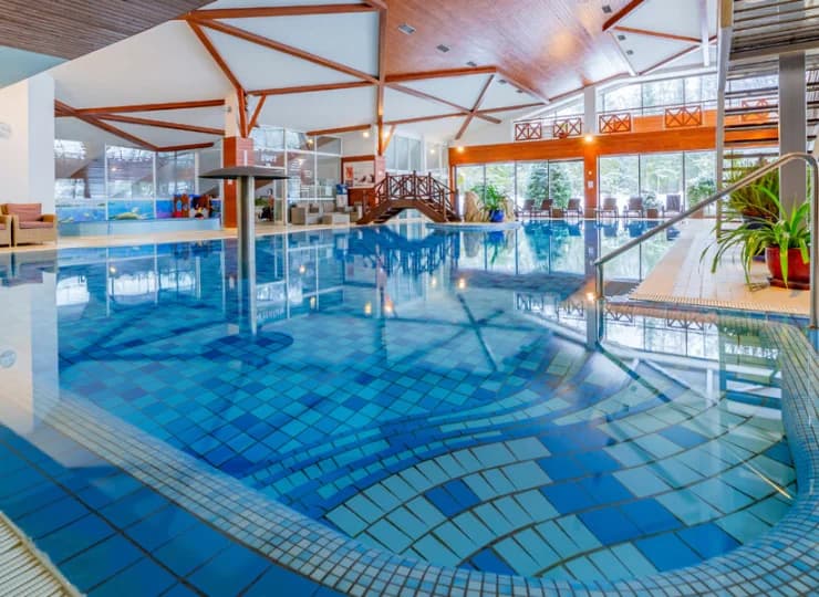 Hotel wyróżnia się przestronnym basenem relaksacyjnym