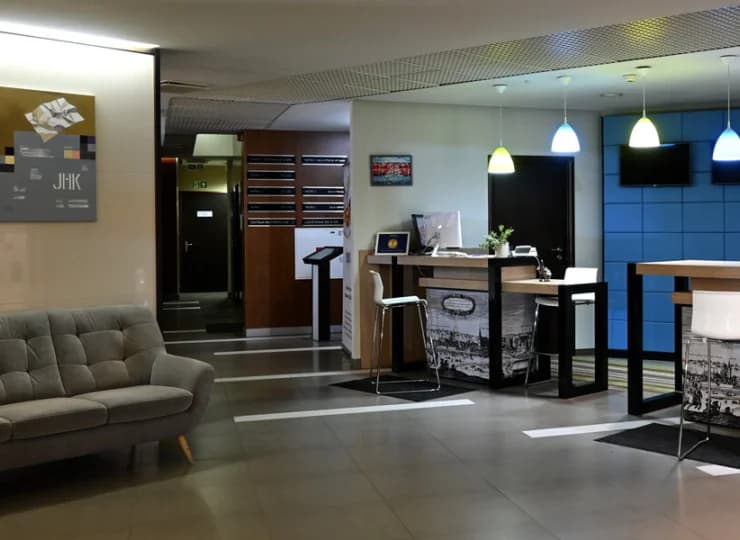 W lobby mieści się kawiarnia