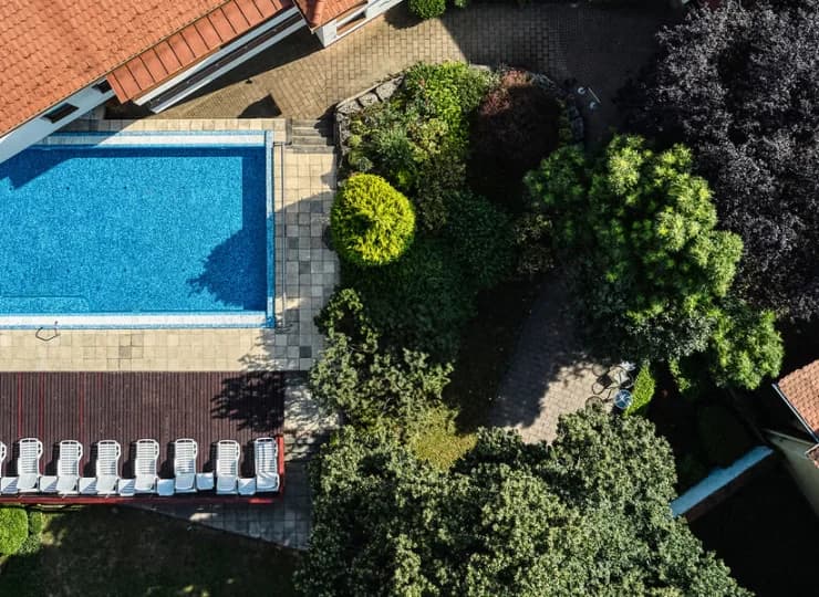 Woda w hotelowym basenie jest podgrzewana