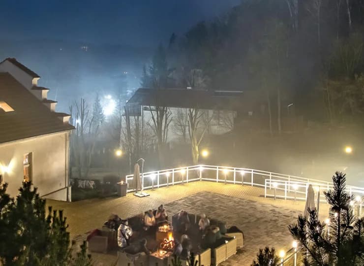 Zimą okolica hotelu jest jak z baśni