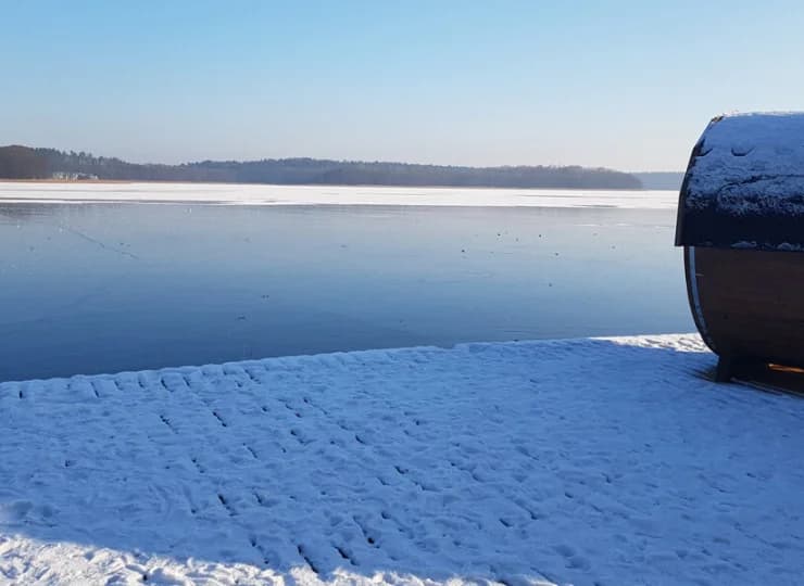 Korzystanie z sauny ulokowanej tuż nad jeziorem jest wyjątkowym doświadczeniem