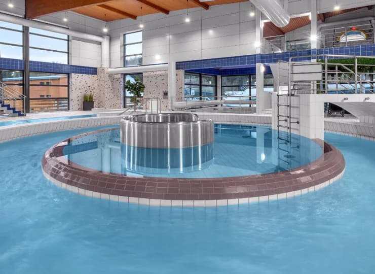 W parku wodnym jest basen rekreacyjny, jacuzzi i inne wodne atrakcje