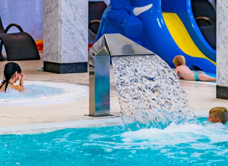 A przy basenie brodzik, mała zjeżdżalnia, jacuzzi