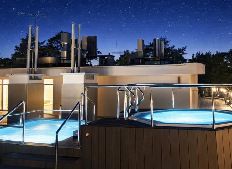 W sezonie na dachu działa zewnętrzna strefa wellness i bar