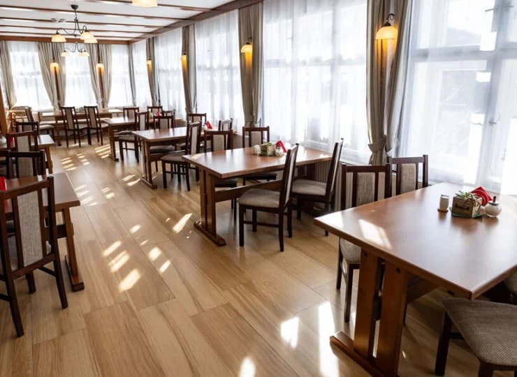 Na parterze mieści się restauracja hotelowa