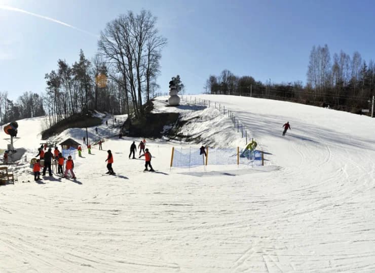 Zaledwie 1,5 km od hotelu znajduje się stacja narciarska Kazimierz