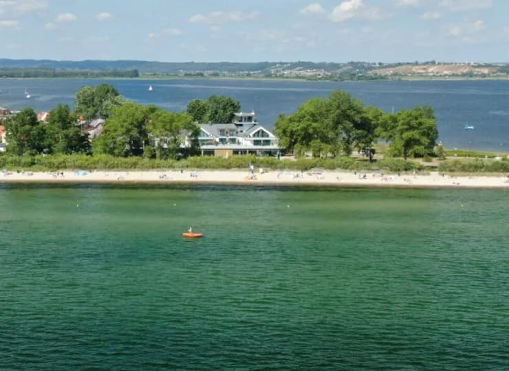 Z obu stron hotelu płynie morska woda