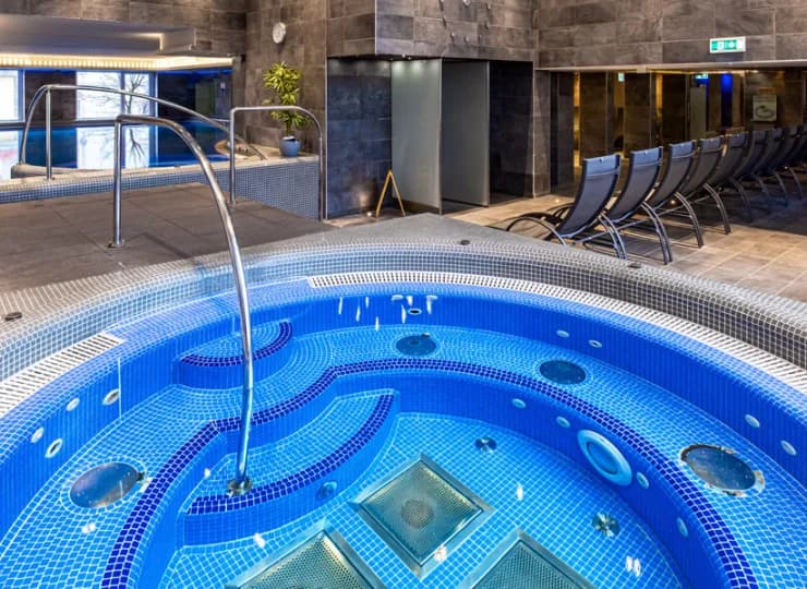 W strefie wellness jest także jacuzzi oraz sporo leżaków do relaksu