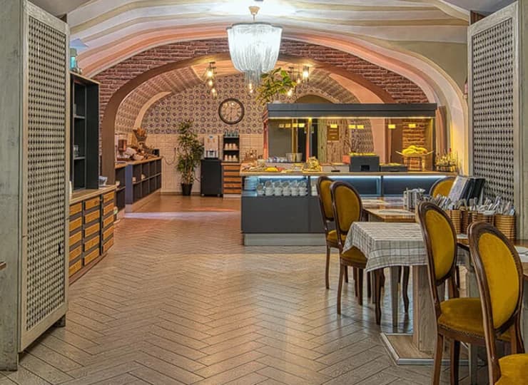 Hotelowa restauracja oferuje bufetowe śniadania i obiadokolacje