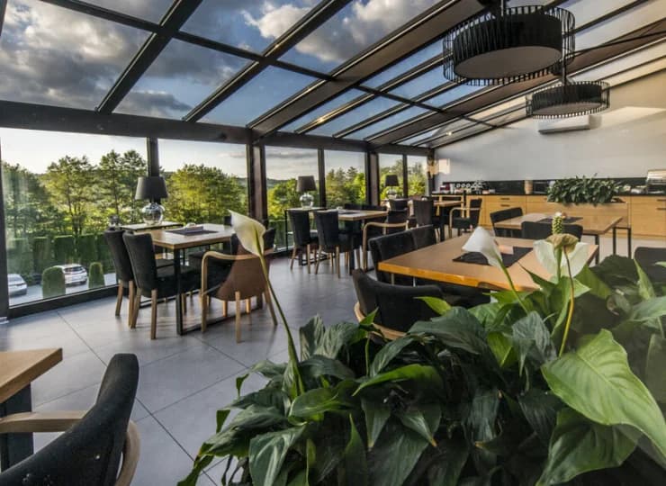 Hotel posiada restaurację z dużym przeszkleniem