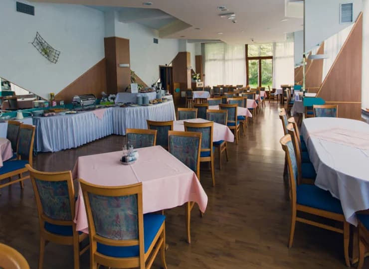 Śniadania są podawane w formie bufetu, a obiadokolacje serwowane do stolików