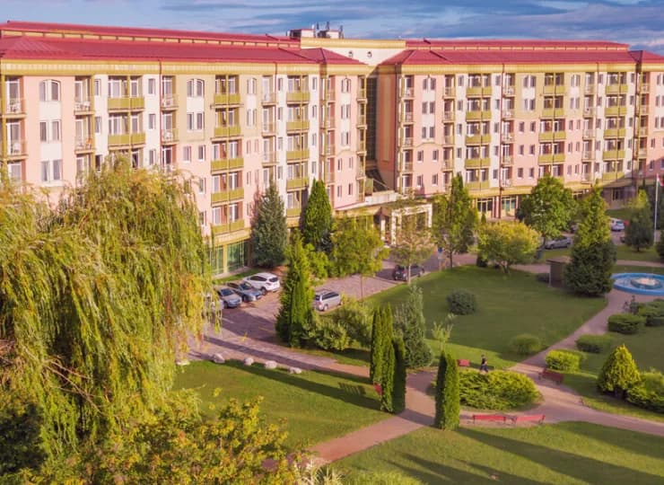 Jest położony w spokojnej okolicy sprzyjającej wypoczynkowi