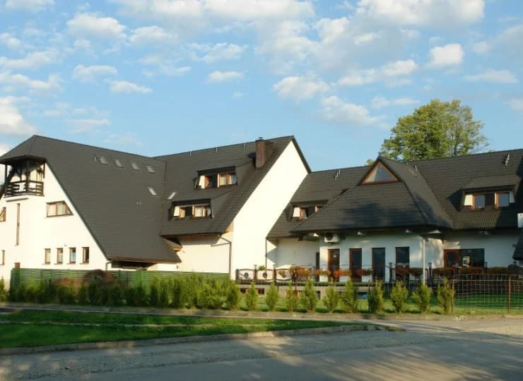 Hotel tworzą połączone kameralne budynki w góralskim stylu