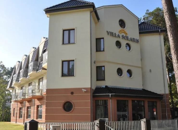 Nadmorski obiekt jest otoczony zielenią sosnowego lasu
