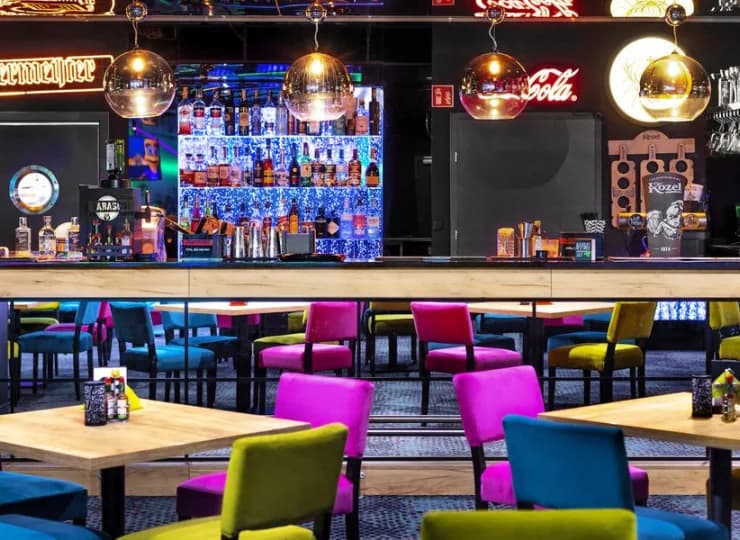 Laola Pizza & Bowling Club to miejsce z klimatycznym barem